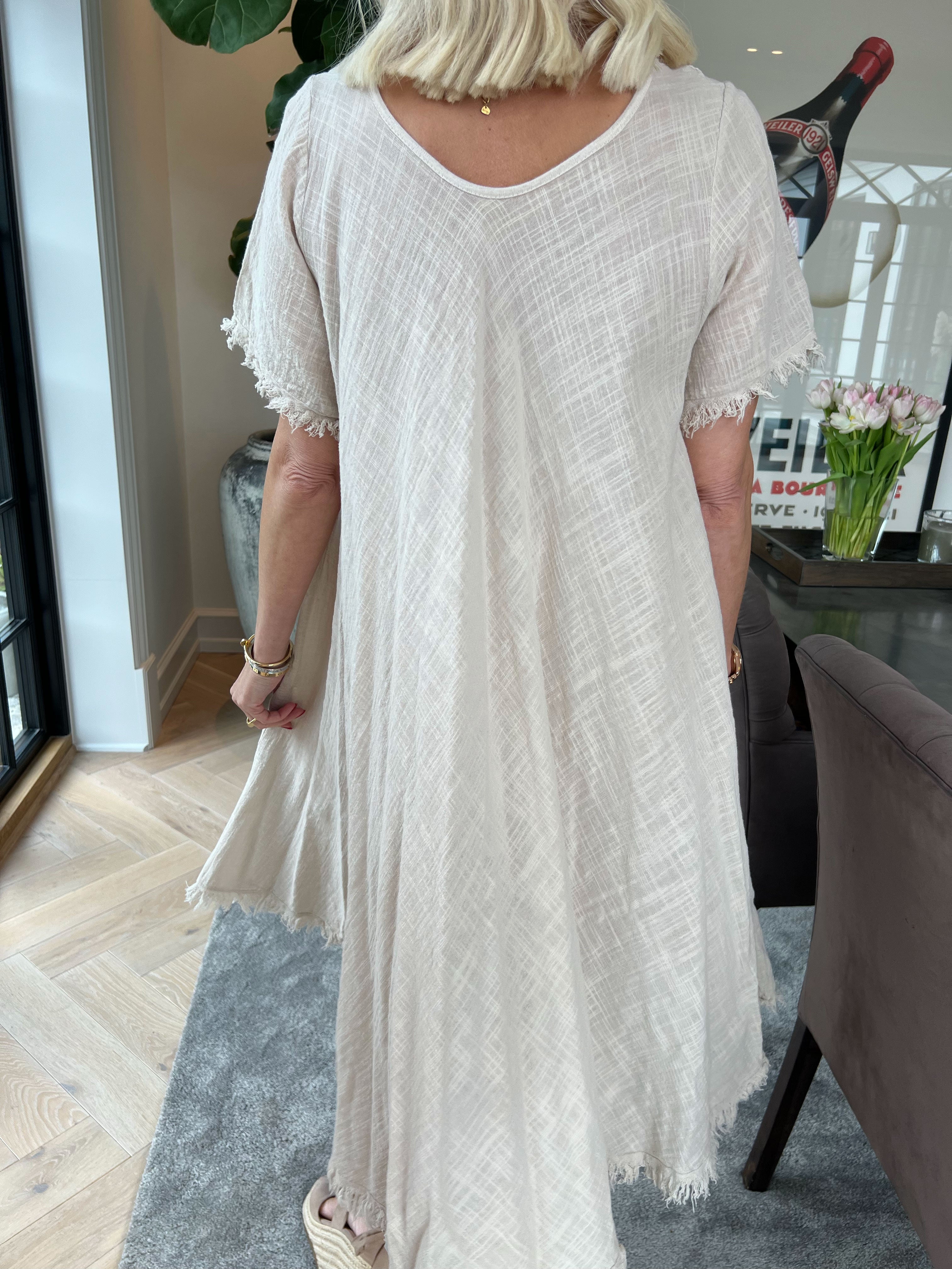 Slone - Sød bomuldskjole i hørlignende stof med frynsekant forneden og ved ærmer